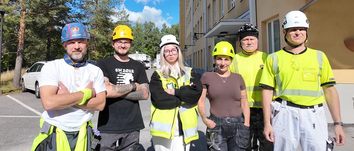 VARATEK:n oma tiimi kerrostalokohteen pihalla